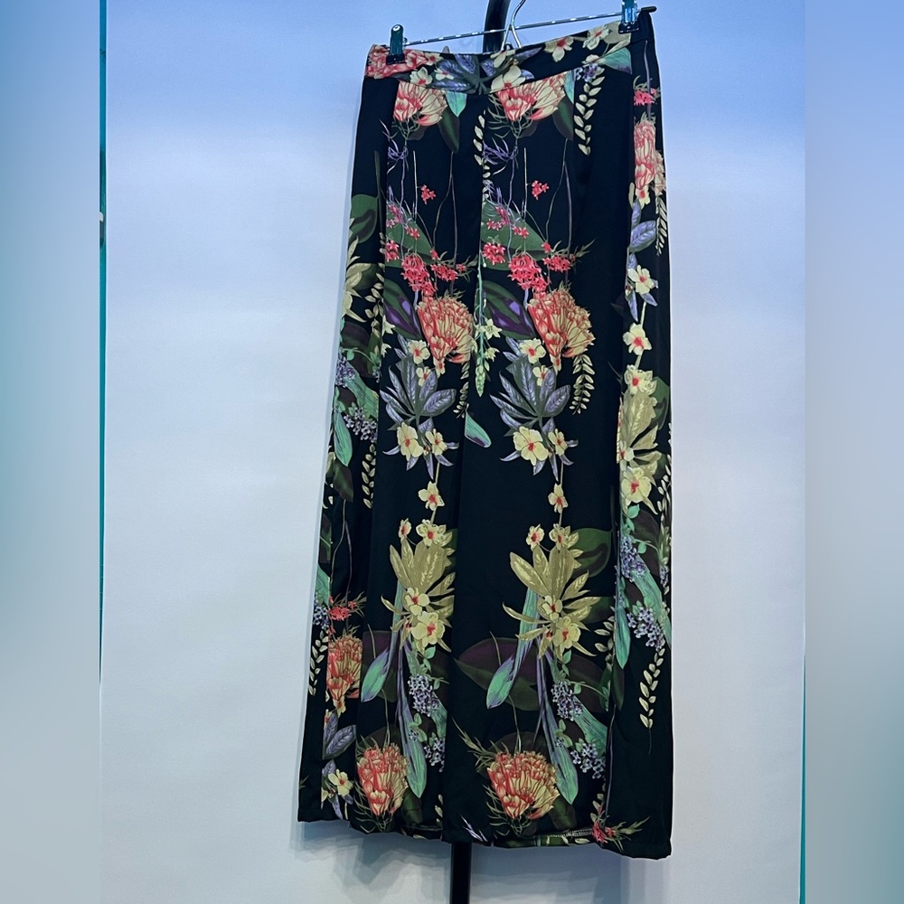 BooHoo size 4 wide leg flowy pants light weight black with tropical flowers NWOT